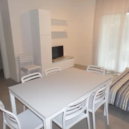 Wide Three-bedroom Flat In A Modern