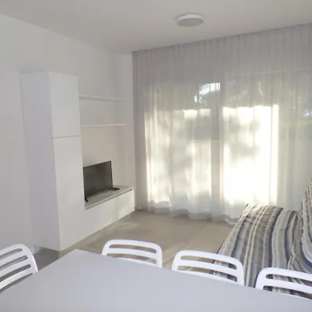 Apartment Wide Three-bedroom Flat In A Modern *
