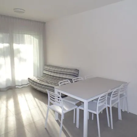 Wide Three-bedroom Flat In A Modern *