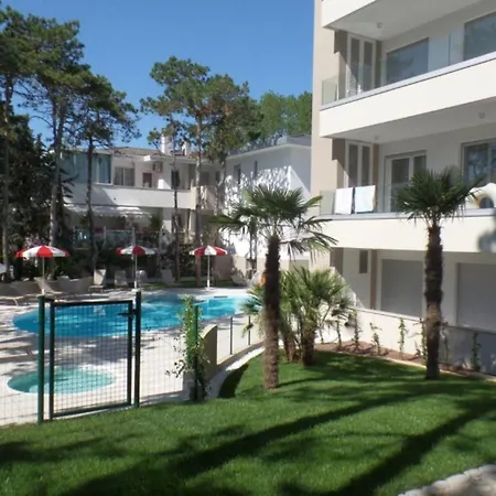 Apartment Wide Three-bedroom Flat In A Modern