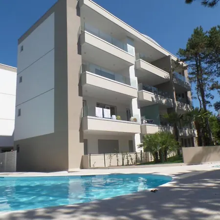 Apartment Wide Three-bedroom Flat In A Modern