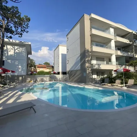 Apartment Wide Three-bedroom Flat In A Modern *